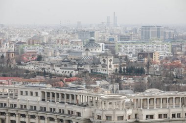 Bükreş, Romanya - 03 Mart 2020: Bulutlu bir günde Parlamento Sarayı 'ndan Bükreş' e genel bakış.