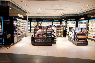 Otopeni, Romanya - 25 Şubat 2020: Romanya 'nın Bükreş kenti yakınlarındaki Henri Coanda Uluslararası Havalimanı içinde gümrüksüz mağazalar.