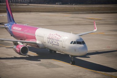 Otopeni, Romanya - 25 Şubat 2020: Romanya 'nın Bükreş kenti yakınlarındaki Henri Coanda Uluslararası Havaalanına Wizzair uçağı.