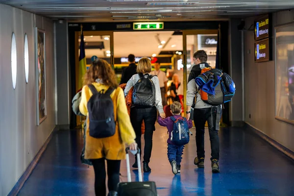 Otopeni Rumania Febrero 2020 Pasajeros Dentro Del Aeropuerto Internacional Henri —  Fotos de Stock