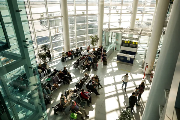 Otopeni Rumania Febrero 2020 Pasajeros Dentro Del Aeropuerto Internacional Henri —  Fotos de Stock