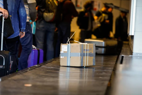 Otopeni Romania February 2020 Cardboard Box Luggage Baggage Carousel International — 图库照片