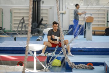 Bükreş, Romanya - 12 Şubat 2020: Rumen erkek jimnastikçi trenler Lia Manoliu spor salonunda.