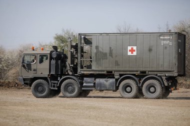 Otopeni, Romanya - 19 Şubat 2020: Romanya Ordusu personeli Covid-19 hastalarını tedavi edecek bir kampanya mobil hastanesi (ROL 2) kurulması üzerinde çalışıyor.
