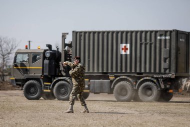 Otopeni, Romanya - 19 Şubat 2020: Romanya Ordusu personeli Covid-19 hastalarını tedavi edecek bir kampanya mobil hastanesi (ROL 2) kurulması üzerinde çalışıyor.