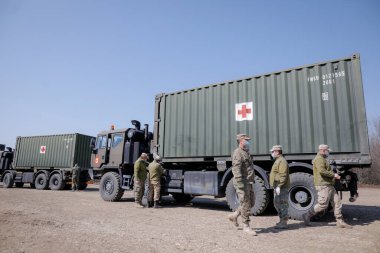 Otopeni, Romanya - 19 Şubat 2020: Romanya Ordusu personeli Covid-19 hastalarını tedavi edecek bir kampanya mobil hastanesi (ROL 2) kurulması üzerinde çalışıyor.