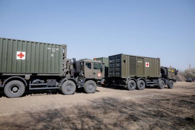 Otopeni, Romanya - 19 Şubat 2020: Romanya Ordusu personeli Covid-19 hastalarını tedavi edecek bir kampanya mobil hastanesi (ROL 2) kurulması üzerinde çalışıyor.