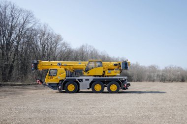 Otopeni, Romanya - 19 Şubat 2020: Romanya Ordusu 'nun ağır makineleri Covid-19 hastalarını tedavi etmek için bir kampanya mobil hastanesi (ROL 2) için zemin hazırladı.