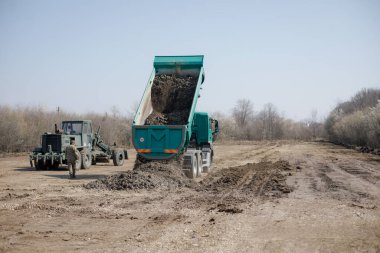 Otopeni, Romanya - 19 Şubat 2020: Romanya Ordusu 'nun ağır makineleri Covid-19 hastalarını tedavi etmek için bir kampanya mobil hastanesi (ROL 2) için zemin hazırladı.