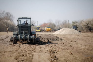 Otopeni, Romanya - 19 Şubat 2020: Romanya Ordusu 'nun ağır makineleri Covid-19 hastalarını tedavi etmek için bir kampanya mobil hastanesi (ROL 2) için zemin hazırladı.