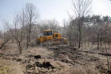 Otopeni, Romanya - 19 Şubat 2020: Romanya Ordusu 'nun ağır makineleri Covid-19 hastalarını tedavi etmek için bir kampanya mobil hastanesi (ROL 2) için zemin hazırladı.