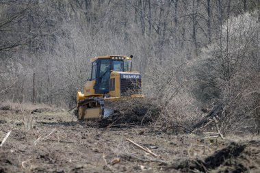 Otopeni, Romanya - 19 Şubat 2020: Romanya Ordusu 'nun ağır makineleri Covid-19 hastalarını tedavi etmek için bir kampanya mobil hastanesi (ROL 2) için zemin hazırladı.