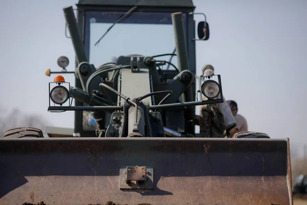 Detalles Tractor Del Ejército Allanando Terreno Para Hospital Móvil Campaña —  Fotos de Stock