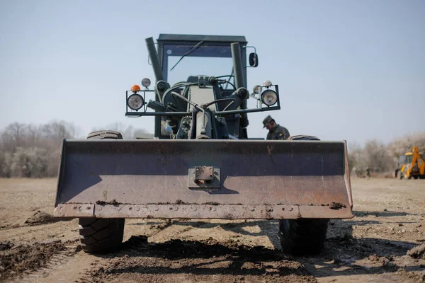 Detalles Tractor Del Ejército Allanando Terreno Para Hospital Móvil Campaña —  Fotos de Stock