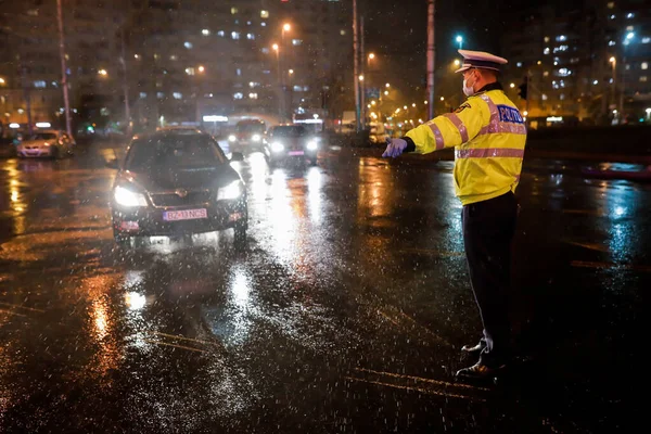 罗马尼亚布加勒斯特 2020年3月23日 警察在布加勒斯特街道宵禁期间检查司机及其证件 — 图库照片