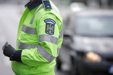 Bükreş, Romanya - 25 Mart 2020: Romen karayolu polisi bir şoförü kenara çekti