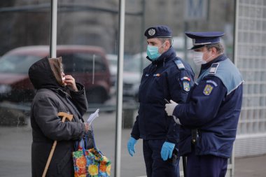 Bükreş, Romanya - 25 Mart 2020: Polis, koronavirüsün yayılmasını sınırlamak için insanlardan kimlik belgelerini göstermelerini istedi.