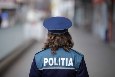 Bükreş, Romanya - 25 Mart 2020: Romen bayan polis memuru.