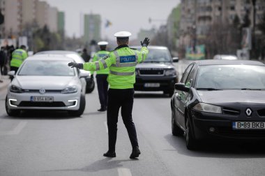 Bükreş, Romanya - 25 Mart 2020: Romen karayolu polisi bir şoförü kenara çekti