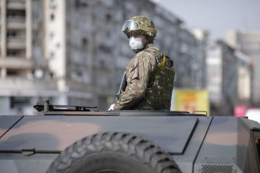 Bükreş, Romanya - 25 Mart 2020: Romen ordusu, koronavirüsün yayılmasını sınırlamak amacıyla polise tam gün kilit altında tutulmasında yardım çağrısında bulundu.
