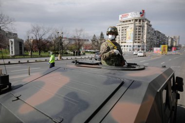 Bükreş, Romanya - 25 Mart 2020: Romen ordusu, koronavirüsün yayılmasını sınırlamak amacıyla polise tam gün kilit altında tutulmasında yardım çağrısında bulundu.