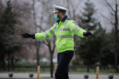 Bükreş, Romanya - 25 Mart 2020: Romen karayolu polisi bir şoförü kenara çekti