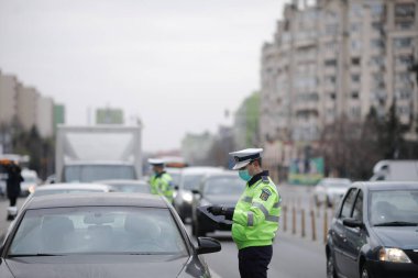 Bükreş, Romanya - 25 Mart 2020: Romen karayolu polisi bir şoförü kenara çekti