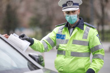Bükreş, Romanya - 25 Mart 2020: Romen karayolu polisi bir şoförü kenara çekti
