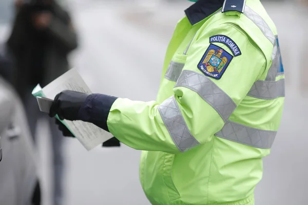 Bükreş, Romanya - 25 Mart 2020: Romen karayolu polisi bir şoförü kenara çekti