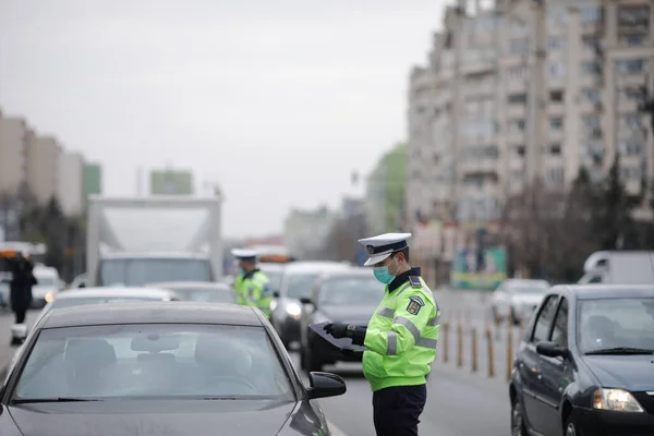 ルーマニアのブカレスト 2020年3月25日 ルーマニアの道路警察官が運転手を引き寄せる — ストック写真