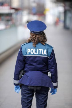 Bükreş, Romanya - 25 Mart 2020: Romen bayan polis memuru.