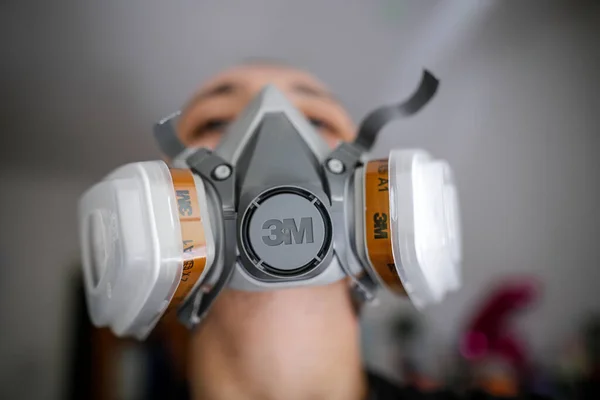 Bükreş, Romanya - 29 Mart 2020: Antivirüs filtreli 3M 6200 yarı maskeli sığ alan görüntüsü derinliği (seçici odak).