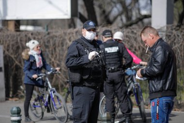 Bükreş, Romanya - 28 Mart 2020: Yerel Polis Üyeleri veya Belediye Polisi.