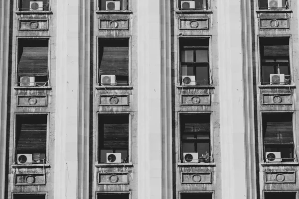 Exterior Antigo Edifício Estilo Era Soviética Com Máquinas Condicionado Janela — Fotografia de Stock