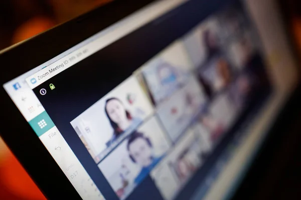 Bükreş, Romanya - 31 Mart 2020: Zoom video konferans uygulaması / sitesiyle sığ alan derinliği (seçici odak) - covid-19 salgını sırasında evden çalışma.