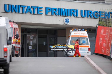 Bükreş, Romanya - 1 Nisan 2020: Covid-19 enfeksiyonu nedeniyle kapalı bir hastanenin bahçesinde koruyucu giysiler giyen Romen sağlık personeli.