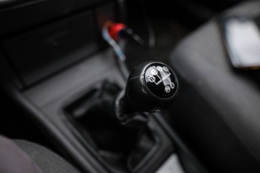Manüel vites kutusunun eski ve kırık vites kolu ile yüzeysel görüntü derinliği