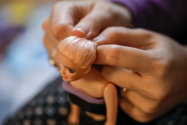 Details Hands Mother Brushing Arranging Hair Her Little Daughter Doll — Stock Photo, Image
