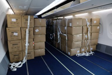 Otopeni, Romanya - 9 Nisan 2020: Çin tarafından Romanya 'ya bağışlanan bir uçakta içinde tıbbi ekipman bulunan kutularla sığ alan görüntüsü derinliği (seçici odak).