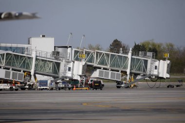 Otopeni, Romanya - 8 Nisan 2020: Henri Coanda Uluslararası Havaalanı.