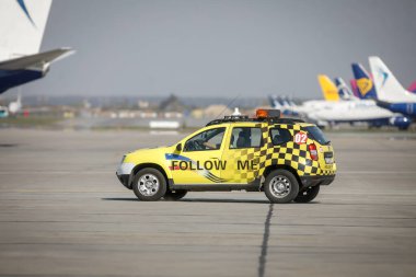 Otopeni, Romanya - 9 Nisan 2020: Henri Coanda Uluslararası Havaalanı 'nda arabamı takip edin.