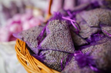 Geleneksel bir Romanya pazarında çantalarda lavanta bulunan sığ alan derinliği (seçici odak) resmi.