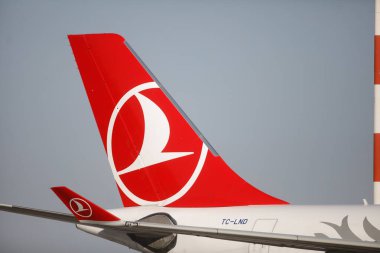 Otopeni, Romanya - 8 Nisan 2020: Türk Hava Yolları uçağı Henri Coanda Uluslararası Havaalanı 'nda.