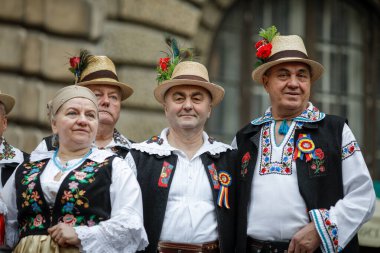 Bükreş, Romanya - 5 Mart 2020: Romanya 'da düzenlenen festivalde üst düzey kadınlar ve erkekler geleneksel giysiler giydiler.