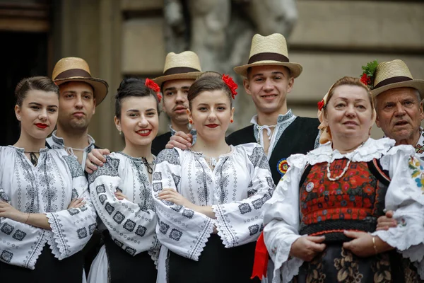 罗马尼亚布加勒斯特 2020年3月5日 在节日中穿着罗马尼亚传统服装的年轻男女 — 图库照片