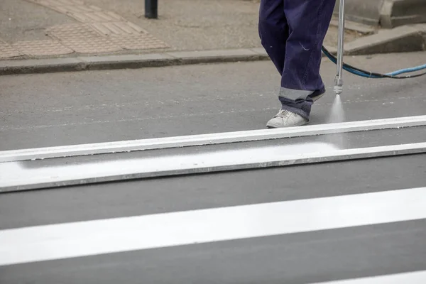 Dettagli Con Operaio Stradale Che Dipinge Marciapiede Una Strada Cittadina — Foto Stock