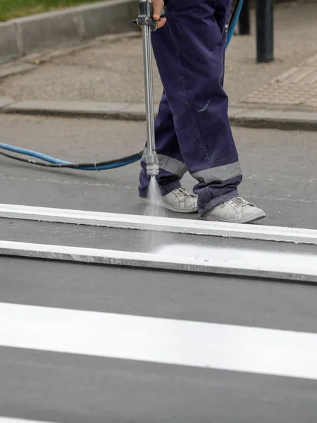 Dettagli Con Operaio Stradale Che Dipinge Marciapiede Una Strada Cittadina — Foto Stock