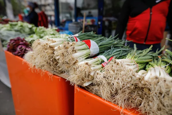 野菜街の屋台で販売中のネギとフィールド 選択的フォーカス イメージの浅い深さ — ストック写真