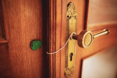 Sığ alan derinliği (seçici odak) detaylar ve eski büyük ahşap bir kapının üzerindeki kırık balmumu mühür..