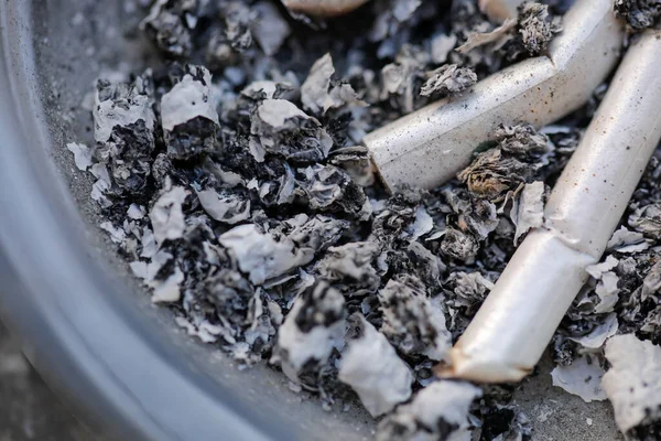 Macro Beeld Met Sigarettenpeuken Sigarettenas Een Glazen Asbak — Stockfoto